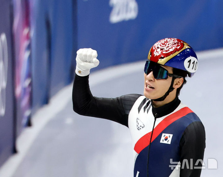 [밀라노=뉴시스] 박주성 기자 = 14일 (현지 시간) 이탈리아 밀라노 아이스 스케이팅 아레나 경기장에서 열린 2026 밀라노·코르티나담페초 동계올림픽 쇼트트랙 남자 1500m 결승에서 황대헌이 2위로 결승선을 통과 후 기뻐하고 있다. 2026.02.15. park7691@newsis.com