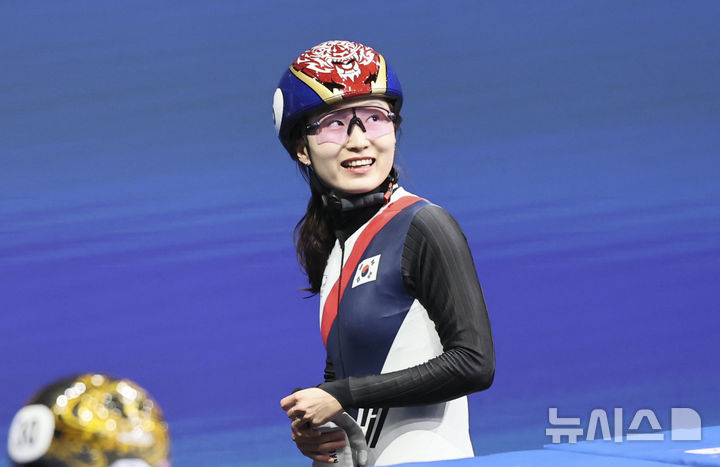 [밀라노=뉴시스] 김근수 기자 = 쇼트트랙 최민정이 14일(현지 시간) 이탈리아 밀라노 아이스 스케이팅 아레나에서 열린 2026 밀라노·코르티나 담페초 동계올림픽 쇼트트랙 스피드스케이팅 여자 3000m 계주 준결승을 마치고 미소를 짓고 있다. 2026.02.15. ks@newsis.com