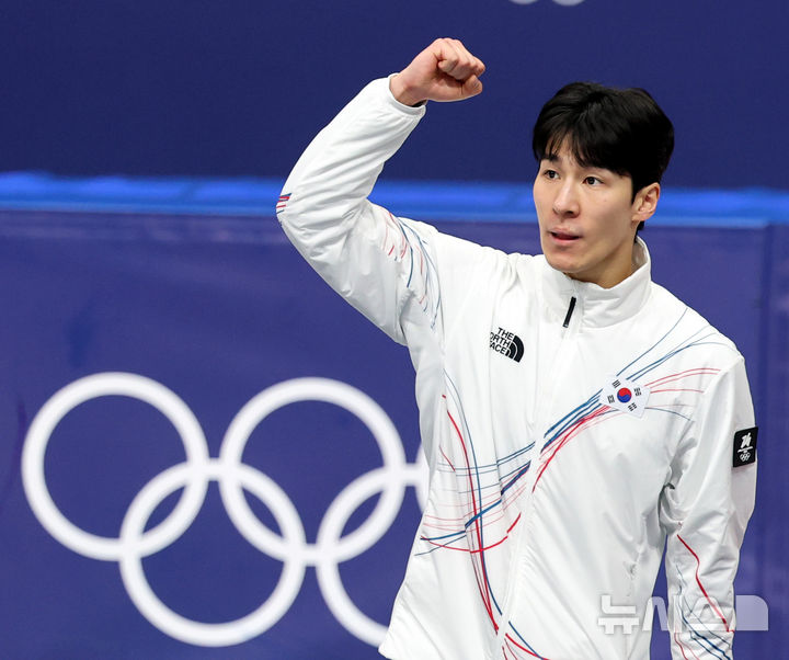 [밀라노=뉴시스] 박주성 기자 = 14일 (현지 시간) 이탈리아 밀라노 아이스 스케이팅 아레나 경기장에서 열린 2026 밀라노·코르티나담페초 동계올림픽 쇼트트랙 남자 1500m 결승에서 은메달을 획득한 황대헌이 시상대에 올라서며 주먹을 불끈 쥐고 있다. 2026.02.15. park7691@newsis.com