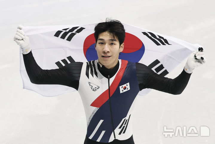 [밀라노=뉴시스] 김근수 기자 = 쇼트트랙 황대헌이 14일(현지 시간) 이탈리아 밀라노 아이스 스케이팅 아레나에서 열린 2026 밀라노·코르티나 담페초 동계올림픽 쇼트트랙 스피드스케이팅 남자 1500m에서 은메달을 차지한 뒤 태극기를 들고 경기장을 돌고 있다. 2026.02.15. ks@newsis.com