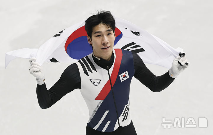 [밀라노=뉴시스] 김근수 기자 = 쇼트트랙 황대헌이 14일(현지 시간) 이탈리아 밀라노 아이스 스케이팅 아레나에서 열린 2026 밀라노·코르티나 담페초 동계올림픽 쇼트트랙 스피드스케이팅 남자 1500m에서 은메달을 차지한 뒤 태극기를 들고 경기장을 돌고 있다. 2026.02.15. ks@newsis.com