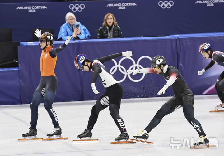 [밀라노=뉴시스] 김근수 기자 = 쇼트트랙 황대헌이 14일(현지 시간) 이탈리아 밀라노 아이스 스케이팅 아레나에서 열린 2026 밀라노·코르티나 담페초 동계올림픽 쇼트트랙 스피드스케이팅 남자 1500m 결승선을 통과하고 있다. 2026.02.15. ks@newsis.com