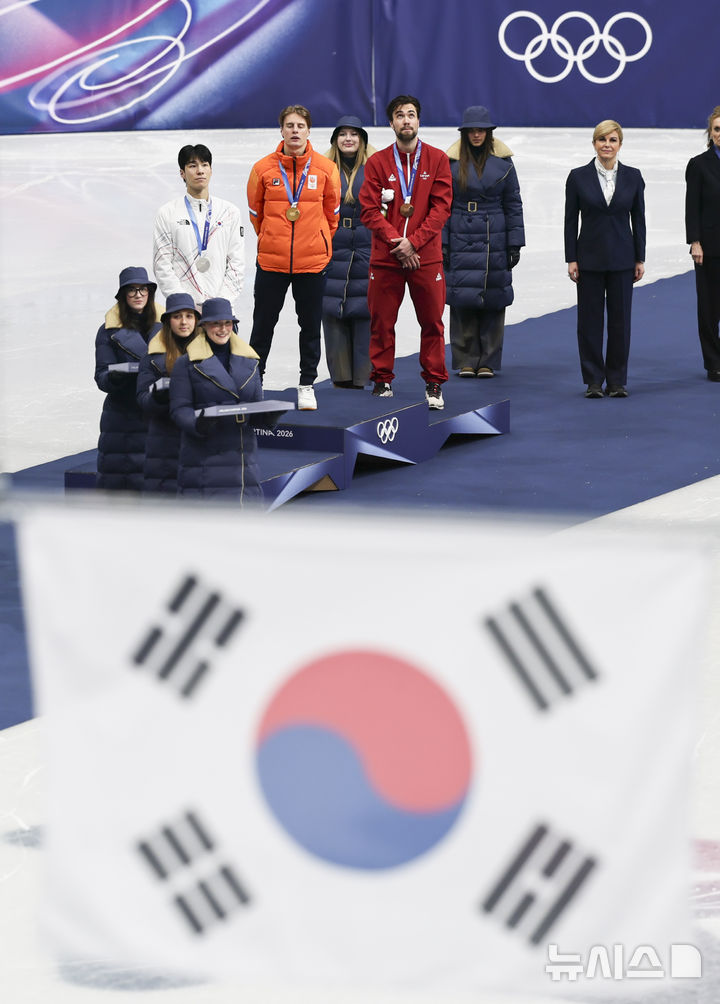 [밀라노=뉴시스] 김근수 기자 = 14일(현지 시간) 이탈리아 밀라노 아이스 스케이팅 아레나에서 2026 밀라노·코르티나 담페초 동계올림픽 쇼트트랙 스피드스케이팅 남자 1500m 시상식이 열리고 있다. 2026.02.15. ks@newsis.com