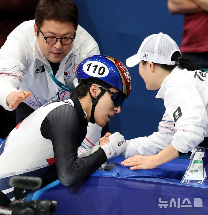 [밀라노=뉴시스] 박주성 기자 = 14일 (현지 시간) 이탈리아 밀라노 아이스 스케이팅 아레나 경기장에서 열린 2026 밀라노·코르티나담페초 동계올림픽 쇼트트랙 남자 1500m 결승에서 은메달을 획득한 황대헌이 코칭스테프와 기쁨을 나누고 있다, 2026.02.15. park7691@newsis.com