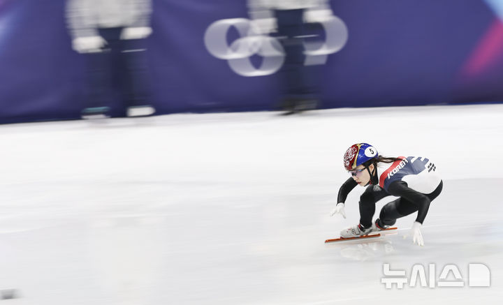 [밀라노=뉴시스] 김근수 기자 = 쇼트트랙 최민정이 14일(현지 시간) 이탈리아 밀라노 아이스 스케이팅 아레나에서 열린 2026 밀라노·코르티나 담페초 동계올림픽 쇼트트랙 스피드스케이팅 여자 3000m 계주 준결승에서 역주하고 있다. 2026.02.15. ks@newsis.com