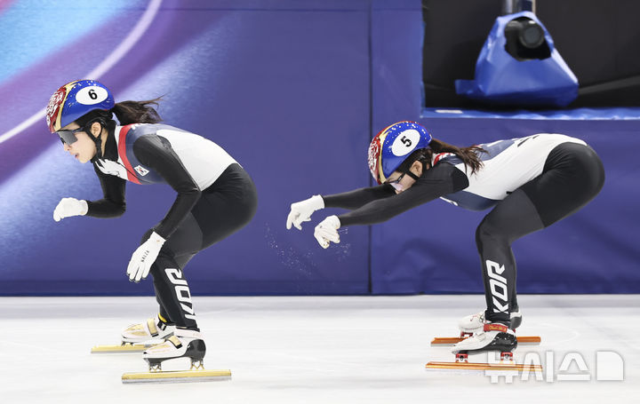 [밀라노=뉴시스] 김근수 기자 = 쇼트트랙 최민정이 14일(현지 시간) 이탈리아 밀라노 아이스 스케이팅 아레나에서 열린 2026 밀라노·코르티나 담페초 동계올림픽 쇼트트랙 스피드스케이팅 여자 3000m 계주 준결승에서 김길리를 밀어주고 있다. 2026.02.15. ks@newsis.com