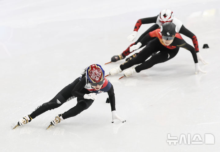 [밀라노=뉴시스] 김근수 기자 = 쇼트트랙 김길리가 14일(현지 시간) 이탈리아 밀라노 아이스 스케이팅 아레나에서 열린 2026 밀라노·코르티나 담페초 동계올림픽 쇼트트랙 스피드스케이팅 여자 3000m 계주 준결승에서 역주하고 있다. 2026.02.15. ks@newsis.com