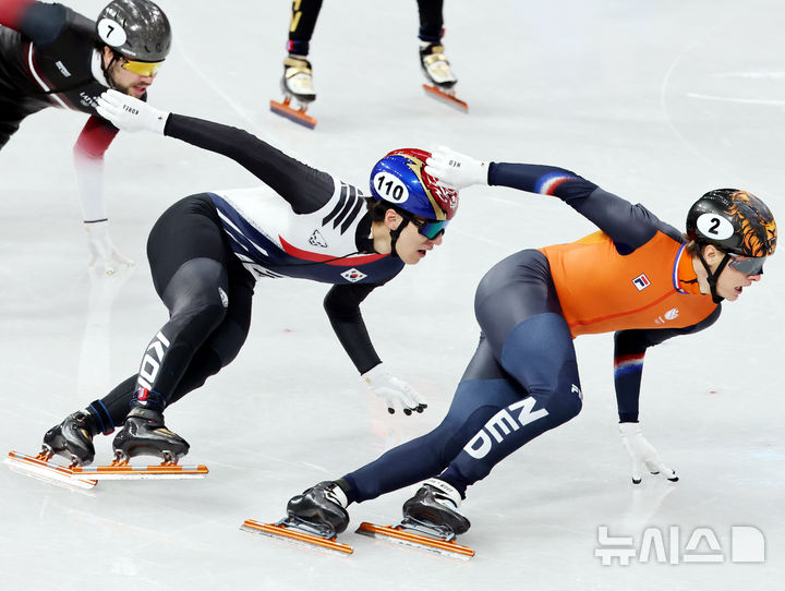 [밀라노=뉴시스] 박주성 기자 = 14일 (현지 시간) 이탈리아 밀라노 아이스 스케이팅 아레나 경기장에서 열린 2026 밀라노·코르티나담페초 동계올림픽 쇼트트랙 남자 1500m 결승에서 황대헌이 역주하고 있다. 2026.02.15. park7691@newsis.com