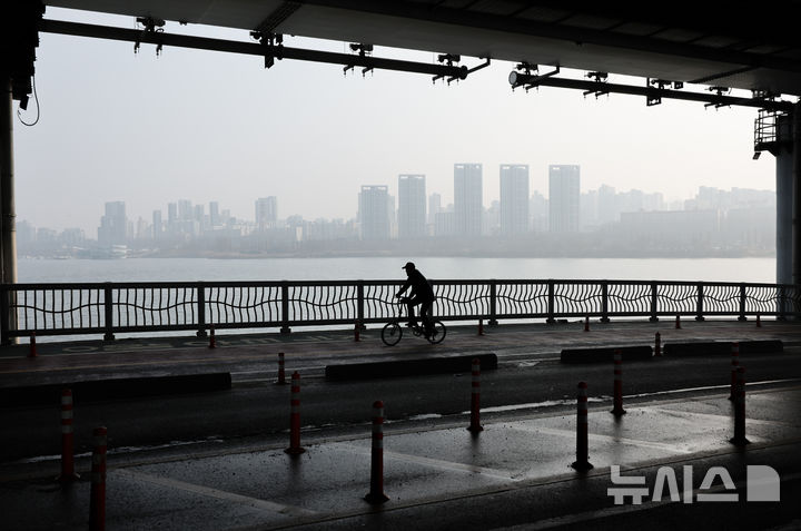 [서울=뉴시스] 황준선 기자 = 서울의 미세먼지 농도가 '나쁨' 수준을 보인 15일 서울 서초구 잠수교에서 바라본 도심이 뿌옇게 흐리다. 2026.02.15. hwang@newsis.com