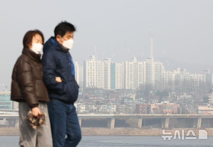 [서울=뉴시스] 황준선 기자 = 서울의 미세먼지 농도가 '나쁨' 수준을 보인 15일 서울 서초구 반포한강공원에서 바라본 도심이 뿌옇게 흐리다. 2026.02.15. hwang@newsis.com