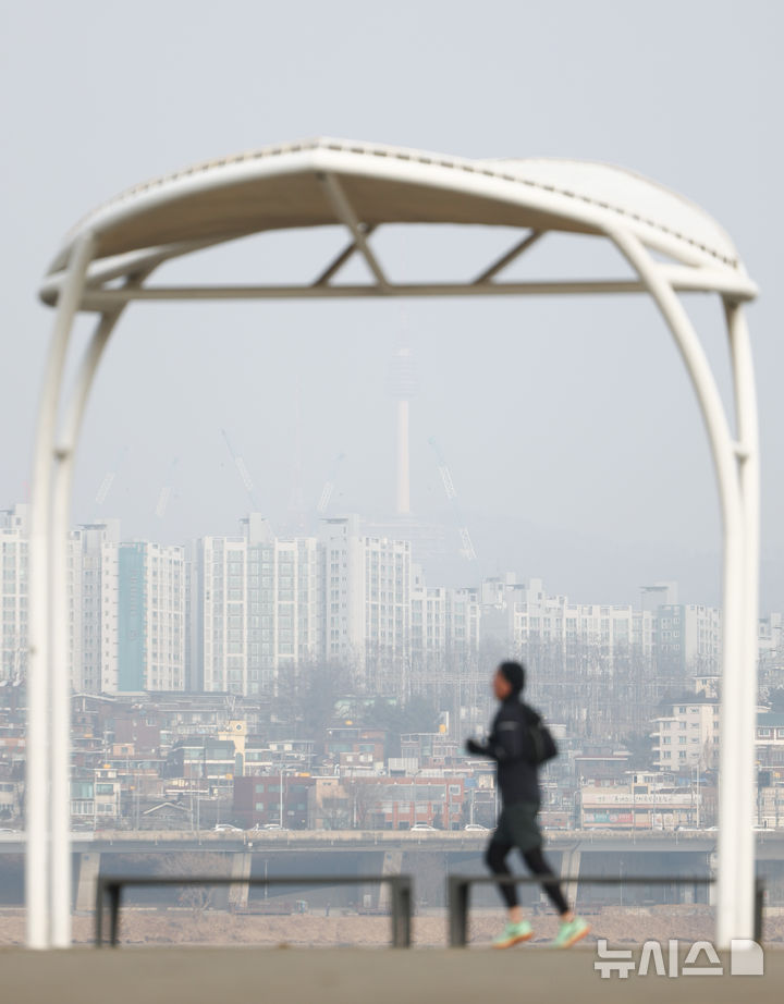 [서울=뉴시스] 황준선 기자 = 서울의 미세먼지 농도가 '나쁨' 수준을 보인 15일 서울 서초구 반포한강공원에서 바라본 도심이 뿌옇게 흐리다. 2026.02.15. hwang@newsis.com