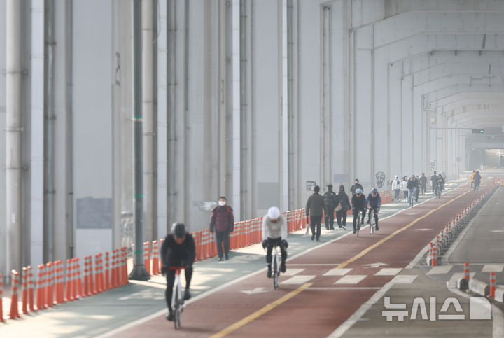 [서울=뉴시스] 황준선 기자 = 서울의 미세먼지 농도가 '나쁨' 수준을 보인 15일 서울 서초구 잠수교가 대기질로인해 희뿌옇게 보이고 있다. 2026.02.15. hwang@newsis.com