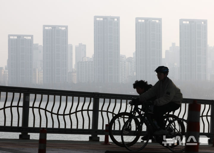 [서울=뉴시스] 황준선 기자 = 서울의 미세먼지 농도가 '나쁨' 수준을 보인 15일 서울 서초구 잠수교에서 바라본 도심이 뿌옇게 흐리다. 2026.02.15. hwang@newsis.com