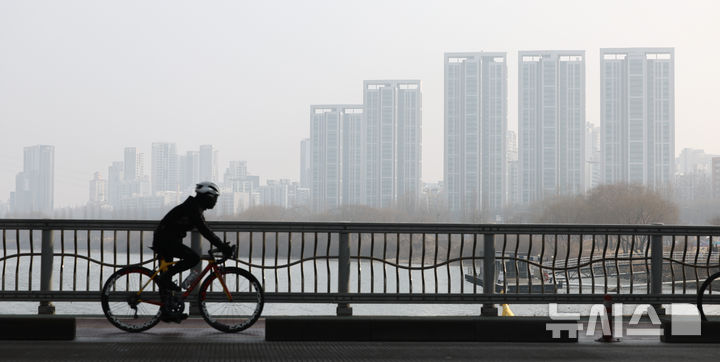 [서울=뉴시스] 황준선 기자 = 서울의 미세먼지 농도가 '나쁨' 수준을 보인 15일 서울 서초구 잠수교에서 바라본 도심이 뿌옇게 흐리다. 2026.02.15. hwang@newsis.com