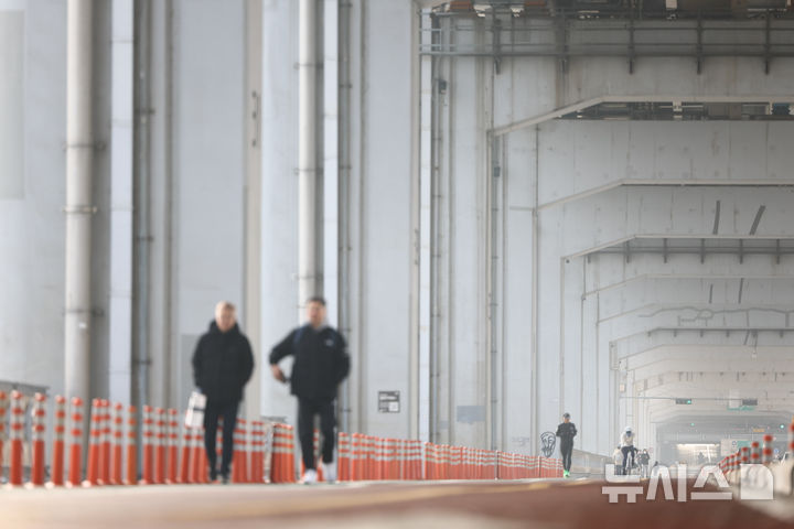 [서울=뉴시스] 황준선 기자 = 서울의 미세먼지 농도가 '나쁨' 수준을 보인 15일 서울 서초구 잠수교가 대기질로인해 희뿌옇게 보이고 있다. 2026.02.15. hwang@newsis.com