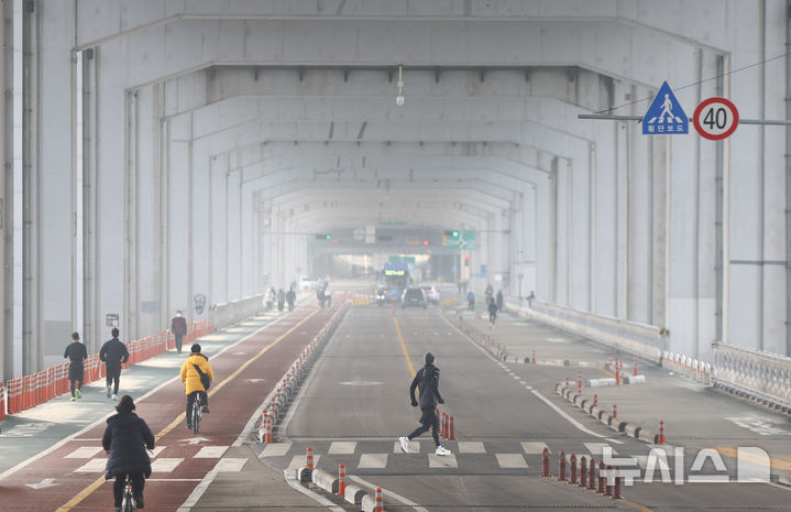 [서울=뉴시스] 황준선 기자 = 서울의 미세먼지 농도가 '나쁨' 수준을 보인 지난 15일 서울 서초구 잠수교가 대기질로인해 희뿌옇게 보이고 있다. 2026.02.15. hwang@newsis.com