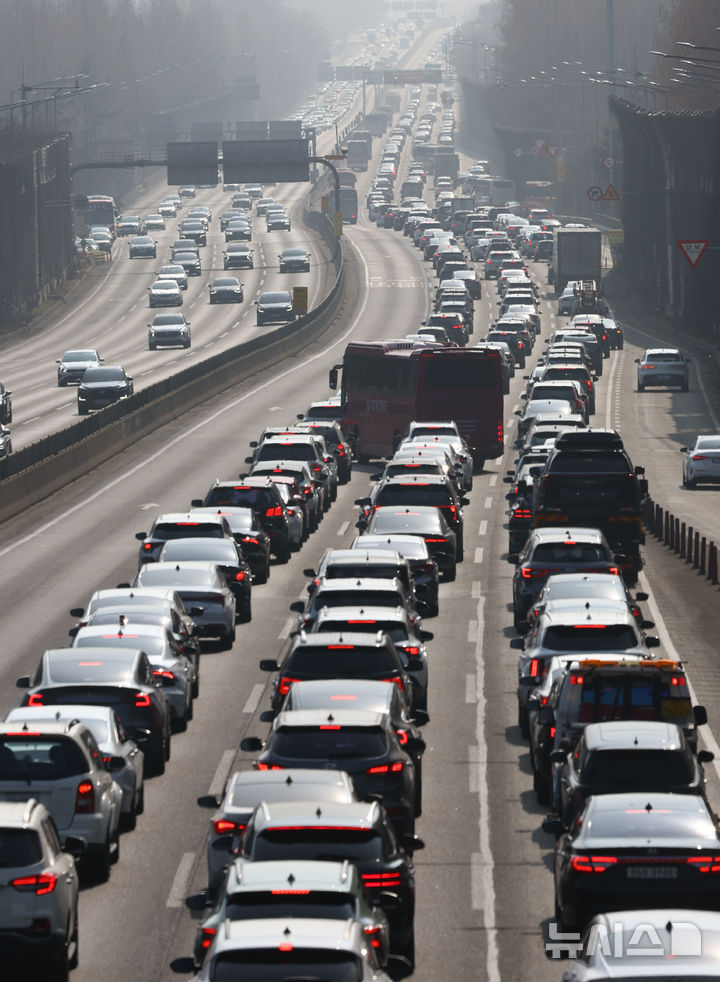 [서울=뉴시스] 황준선 기자 = 설 연휴 둘째 날인 15일 서울 서초구 잠원IC 경부고속도로 하행선이 정체를 빚고 있다. 한국도로공사는 이날 전국 고속도로 교통량은 500만대로 전망, 수도권에서 지방으로 빠져나가는 차량은 45만대, 지방에서 수도권으로 진입하는 차량은 38만대로 예상했다. 귀성 방향 고속도로는 오후 12시께 가장 혼잡하고 오후 8~9시께 정체가 해소되고 귀경 방향 고속도로는 오후 4~5시께 정체가 절정에 이른 뒤, 오후 8~9시께 정체가 해소될 것으로 예상했다. 2026.02.15. hwang@newsis.com