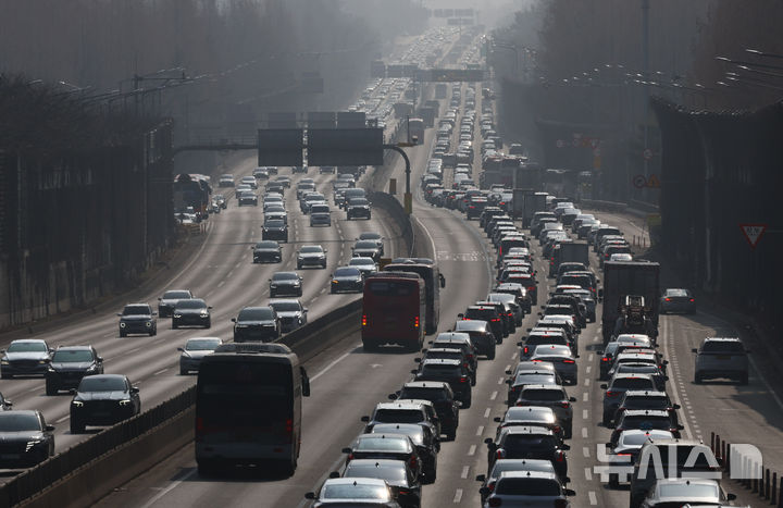 [서울=뉴시스] 황준선 기자 = 설 연휴 둘째 날인 15일 서울 서초구 잠원IC 경부고속도로 하행선이 정체를 빚고 있다. 한국도로공사는 이날 전국 고속도로 교통량은 500만대로 전망, 수도권에서 지방으로 빠져나가는 차량은 45만대, 지방에서 수도권으로 진입하는 차량은 38만대로 예상했다. 귀성 방향 고속도로는 오후 12시께 가장 혼잡하고 오후 8~9시께 정체가 해소되고 귀경 방향 고속도로는 오후 4~5시께 정체가 절정에 이른 뒤, 오후 8~9시께 정체가 해소될 것으로 예상했다. 2026.02.15. hwang@newsis.com