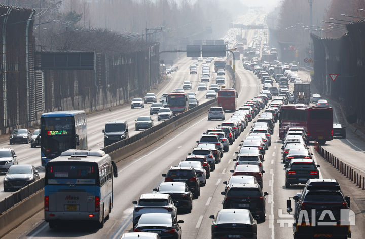 설 전날 고속도로 귀성길 정체…서울→부산 6시간10분