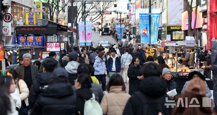 [서울=뉴시스] 김선웅 기자 = 민족대명절 설 연휴이자 역대 최장(2월 15~23일) 중국 춘절 연휴인 15일 서울 명동거리가 내외국인 관광객들로 붐비고 있다. 2026.02.15. mangusta@newsis.com