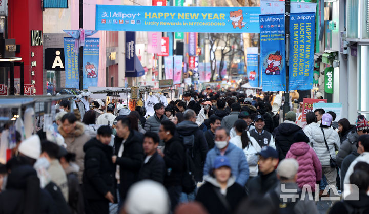 [서울=뉴시스] 김선웅 기자 = 민족대명절 설 연휴이자 역대 최장(2월 15~23일) 중국 춘절 연휴인 15일 서울 명동거리가 내외국인 관광객들로 붐비고 있다. 문화체육관광부에 따르면 중국 춘절 연휴기간 동안 한국을 찾는 중국인 관광객은 최대 19만 명에 이를 것으로 전망되며 작년 춘절 일평균보다 44% 증가할 것으로 예측된다. 2026.02.15. mangusta@newsis.com