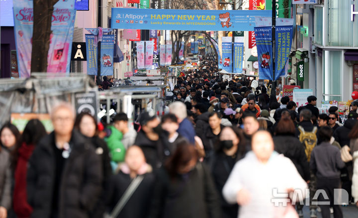 [서울=뉴시스] 김선웅 기자 = 민족대명절 설 연휴이자 역대 최장(2월 15~23일) 중국 춘절 연휴인 15일 서울 명동거리가 내외국인 관광객들로 붐비고 있다. 문화체육관광부에 따르면 중국 춘절 연휴기간 동안 한국을 찾는 중국인 관광객은 최대 19만 명에 이를 것으로 전망되며 작년 춘절 일평균보다 44% 증가할 것으로 예측된다. 2026.02.15. mangusta@newsis.com