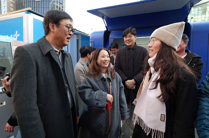 [서울=뉴시스] 최휘영 문화체육관광부 장관이 15일 서울 명동거리를 방문해 역대 최장 중국 춘절 연휴 기간에 한국을 찾은 중국 관광객들과 이야기를 나누고 있다. (사진=문화체육관광부 제공) 2026.02.15. photo@newsis.com *재판매 및 DB 금지