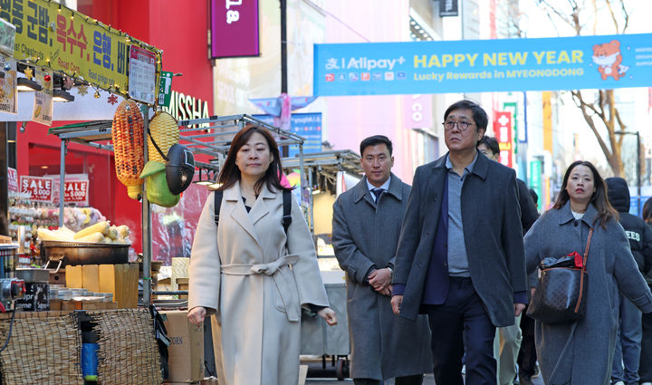 [서울=뉴시스] 최휘영 문화체육관광부 장관이 15일 서울 명동거리를 방문해 관광현장을 점검하고 있다. 문체부에 따르면 역대 최장 중국 춘절 연휴 기간에 한국을 찾은 중국 관광객은 19만 명에 달할 것으로 예상된다. (사진=문화체육관광부 제공) 2026.02.15. photo@newsis.com *재판매 및 DB 금지
