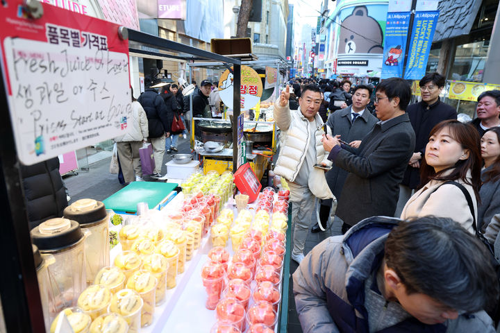 [서울=뉴시스] 최휘영 문화체육관광부 장관이 15일 서울 명동거리를 방문해 길거리 상점을 점검하고 있다. 문체부에 따르면 역대 최장 중국 춘절 연휴 기간에 한국을 찾은 중국 관광객은 19만 명에 달할 것으로 예상된다. (사진=문화체육관광부 제공) 2026.02.15. photo@newsis.com *재판매 및 DB 금지