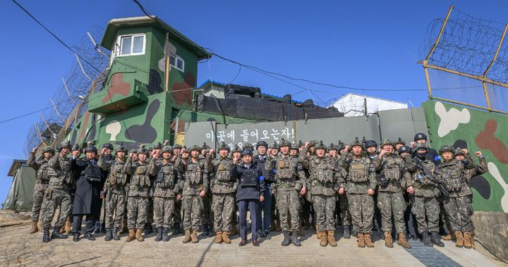 [서울=뉴시스] 안규백 국방부 장관이 15일 육군 25사단 GP를 방문해 대비태세를 점검한 뒤 장병들과 기념사진을 촬영하고 있다. (사진=국방부 제공) 2026.02.15. photo@newsis.com *재판매 및 DB 금지