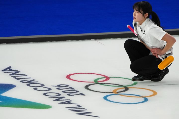 [코르티나담페초=AP/뉴시스] 한국 여자 컬링 대표팀(경기도청) 설예은이 15일(현지 시간) 이탈리아 코르티나담페초의 코르티나 컬링 올림픽 스타디움에서 열린 2026 밀라노·코르티나 동계올림픽 컬링 라운드로빈 5차전 일본과 경기하고 있다. 한국이 7-5로 승리해 3승2패를 기록했다. 2026.02.16.
