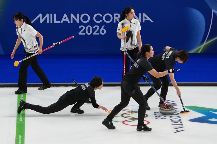 [코르티나담페초=AP/뉴시스] 한국 여자 컬링 대표팀이 15일(현지 시간) 이탈리아 코르티나담페초의 코르티나 컬링 올림픽 스타디움에서 열린 2026 밀라노·코르티나 동계올림픽 컬링 라운드로빈 5차전 일본과의 경기를 하고 있다. 스킵 김은지, 서드 김민지, 세컨드 김수지, 리드 설예은, 핍스 설예지로 구성된 한국은 일본을 7-5로 꺾었다. 2026.02.15.