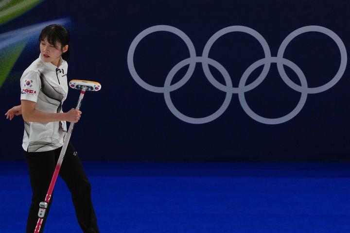 [코르티나담페초=AP/뉴시스] 한국 여자 컬링 대표팀 설예은(경기도청)이 15일(현지 시간) 이탈리아 코르티나담페초의 코르티나 컬링 올림픽 스타디움에서 열린 2026 밀라노·코르티나 동계올림픽 컬링 라운드로빈 5차전 일본과 경기하고 있다. 한국이 7-5로 승리해 3승2패를 기록했다. 2026.02.16.