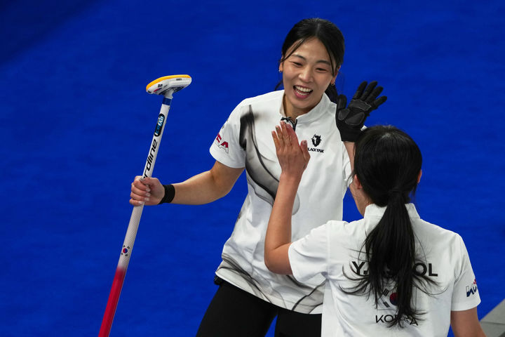 [코르티나담페초=AP/뉴시스] 한국 여자 컬링 대표팀(경기도청)이 15일(현지 시간) 이탈리아 코르티나담페초의 코르티나 컬링 올림픽 스타디움에서 열린 2026 밀라노·코르티나 동계올림픽 컬링 라운드로빈 5차전 일본과 경기하고 있다. 한국이 7-5로 승리해 3승2패를 기록했다. 2026.02.16. 