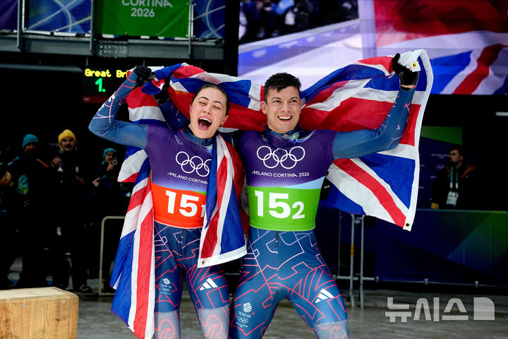 [코르티나담페초=AP/뉴시스] 영국의 태비사 스토커와 맷 웨스턴이 16일(한국 시간) 이탈리아 코르티나담페초 코르티나 슬라이딩 센터에서 열린 2026 밀라노·코르티나담페초 동계올림픽 스켈레톤 혼성 단체전 우승을 확정한 뒤 기뻐하고 있다. 2026.02.16.