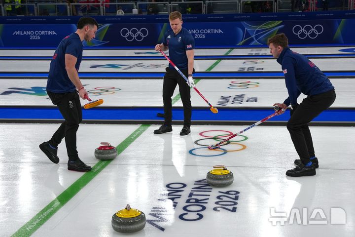 [코르티나담페초=AP/뉴시스] 영국 컬링 남자 대표팀. 2026.02.15.