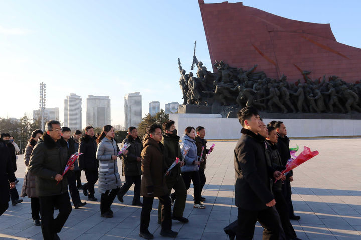 러 건설사 등 11곳, 北김정일 생일에 헌화…"北노동자 파견 확장 시사"
