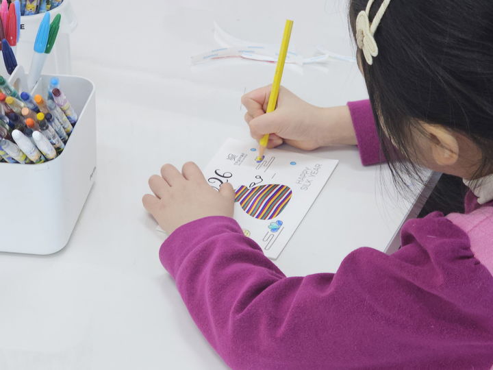 [진주=뉴시스]진주실크박물관, 설맞이 '연하장만들기' 만들기.(사진=진주시 제공).2026.02.16.photo@newsis.com *재판매 및 DB 금지