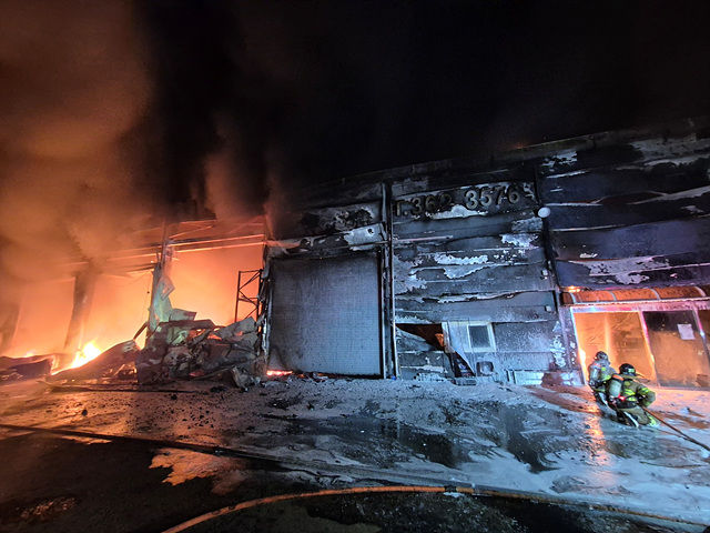 [당진=뉴시스] 지난 15일 오후 10시46분께 충남 당진시 우강면 성원리의 한 농기계 판매점에서 불이 나 소방대원들이 진화에 나서고 있다. (사진=당진소방서 제공) 2026.02.16. photo@newsis.com *재판매 및 DB 금지