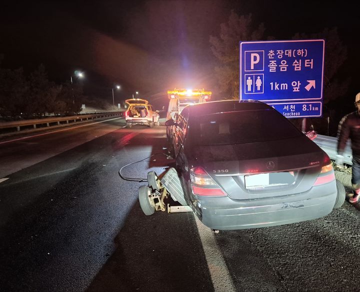 [보령=뉴시스] 16일 오전 1시23분께 서해안고속도로 하행선 170㎞ 지점 충남 보령시 주산면 부근에서 스포츠유틸리티차량(SUV)이 승용차를 추돌해 부서진 승용차를 레커차가 옮길 준비를 하고 있다. (사진=보령소방서 제공) 2026.02.16. photo@newsis.com *재판매 및 DB 금지