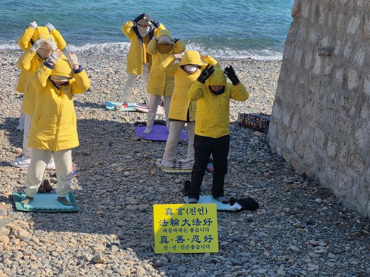 [뉴시스] 경남 거제의 대표적 관광 명소인 '매미성'이 정체불명의 중국인 단체 관광객들의 기이한 집단행동으로 몸살을 앓고 있다. (사진=보배드림 캡처) *재판매 및 DB 금지 *재판매 및 DB 금지