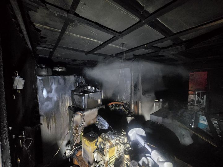 부천 공동주택 3층 화재…심정지 1명, CPR받으며 병원행