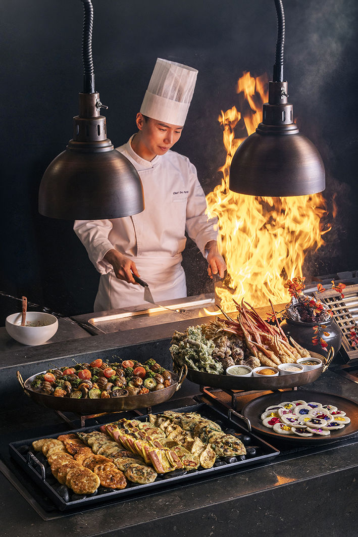 뷔페 레스토랑 ‘데메테르’의 ‘스페셜 설 디너 뷔페’ 중 ‘라이브 스테이션’. (사진=더블트리 힐튼 판교) *재판매 및 DB 금지