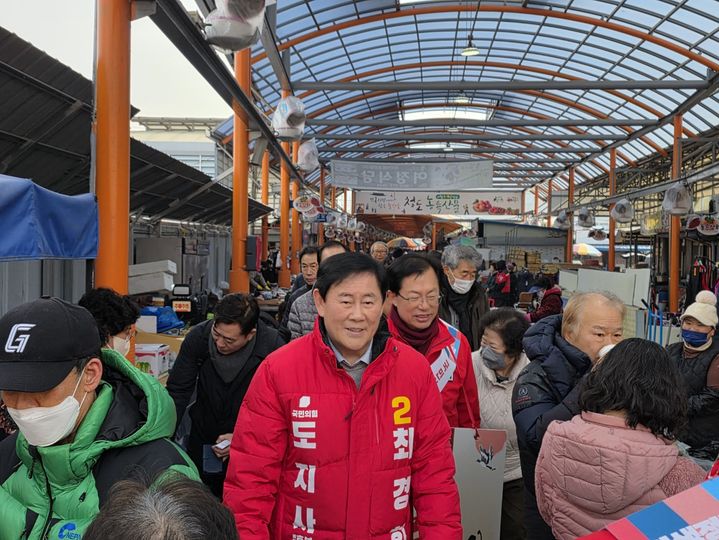 [경산=뉴시스] 최경환 경북도지사 예비후보, 청도시장 탐방 (사진=최경환 예비후보 선거사무소 제공) 2026.02.16. photo@newsis.com *재판매 및 DB 금지