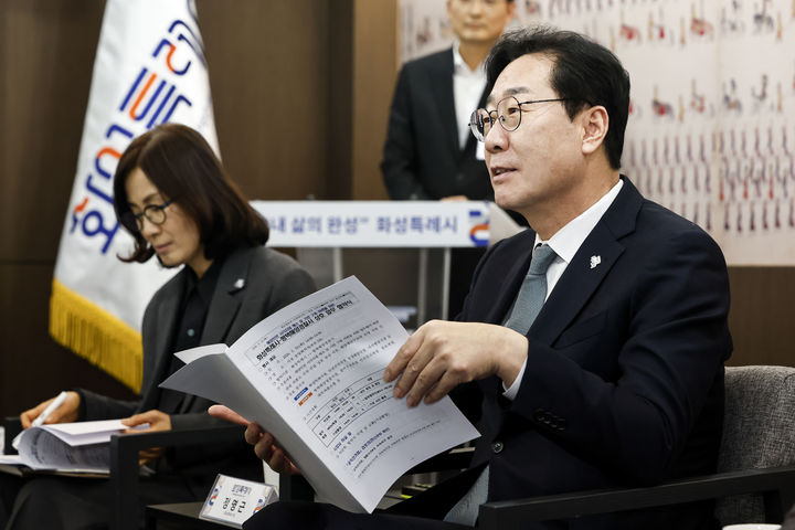 [화성=뉴시스] 정명근 경기 화성시장이 10일 화성시청 대회의실에서 우채명 평택해양경찰서장 등에게 화성시 해양안전 사각지대를 막기 위한 협력방안을 설명하고 있다. (사진=화성시 제공) 2026.02.16. photo@newsis.com *재판매 및 DB 금지