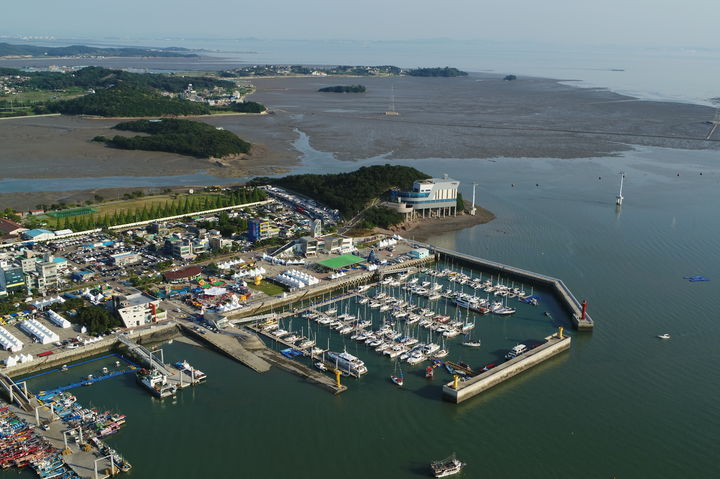 [화성=뉴시스] 경기 화성시 전곡항 상공에서 바라 본 화성시 서해안 풍경. (사진=화성시 제공) 2026.02.16. photo@newsis.com *재판매 및 DB 금지