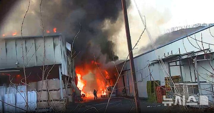 [안동=뉴시스] 16일 오전 9시2분께 경북 안동시 일직면 한 정미소에서 화재가 발생했다. (사진=경북소방본부 제공) 2026.02.16. photo@newsis.com