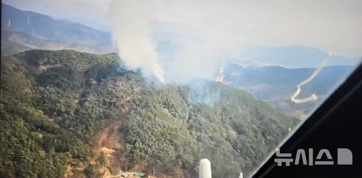 [청도=뉴시스] 16일 오후 1시26분께 경북 청도군 풍각면 수월리의 한 야산에서 불이 나 소방당국이 진화 작업을 펼치고 있다. (사진=청도소방서 제공) 2026.02.16. photo@newsis.com