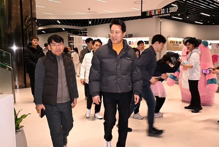 [서울=뉴시스]오세훈 서울시장이 16일(월) 서울시청 지하 1층 새롭게 문을 연 ‘서울갤러리’를 둘러보고 있다. 서울갤러리 설맞이 이벤트는 오는 18일(수)까지 진행(설 당일 제외)된다. 2026.02.16. (사진=서울시 제공) *재판매 및 DB 금지