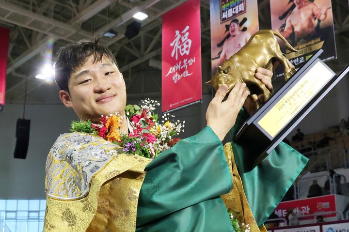[서울=뉴시스] 김기수(수원특례시청)가 16일 충청남도 태안군 태안종합실내체육관에서 열린 '위더스제약 2026 태안설날장사씨름대회' 금강장사(90㎏ 이하)에 등극한 뒤, 황소트로피를 들고 기념사진을 찍고 있다. (사진=대한씨름협회 제공) 2026.02.16. photo@newsis.com *재판매 및 DB 금지